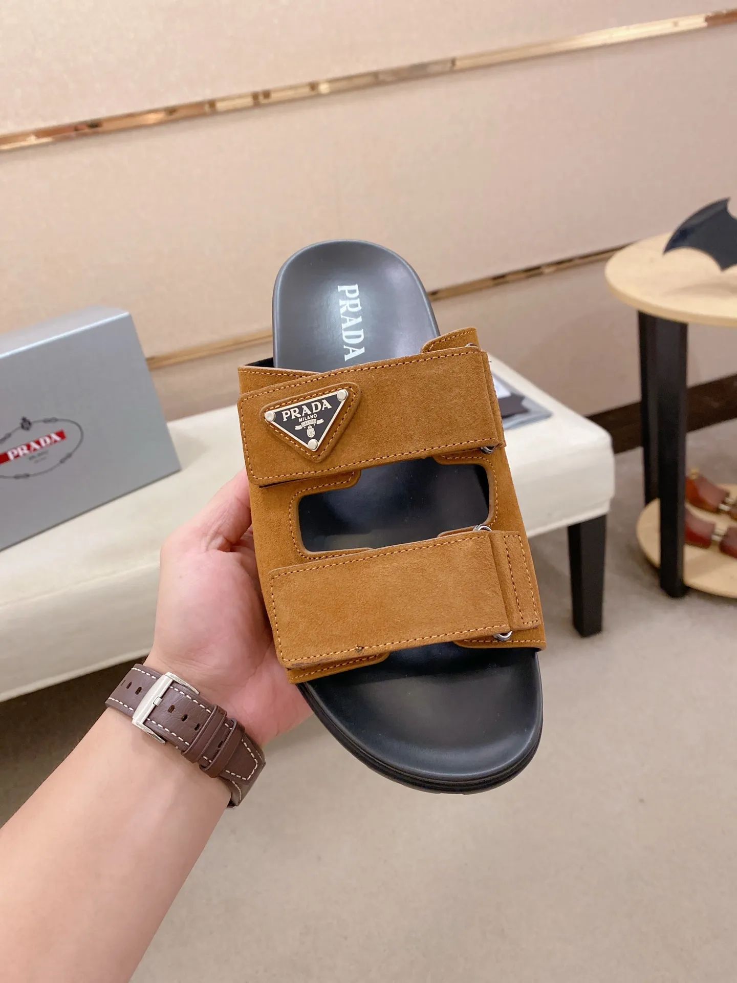 Men's shoes 💰: 440💰 [PRADA Slippers] High-end men's shoes brand official website 1:1 latest masterpiece: original mold opening and customization, the fabric is made of imported suede cowhide original material, upgraded outsole, lighter and non-slip. The market's top quality, simple yet tasteful, a must-have for fashionistas, fashionable at your feet, full of confidence, the same style at the counter 👍The season of summer slippers is here. Code: 38-45